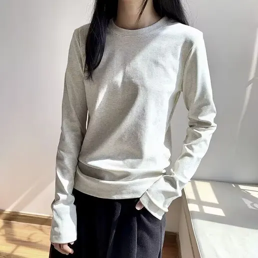 「着回しのコツ」 着痩せ効果 ラウンドネック 長袖 平日 無地 シンプル Tシャツ